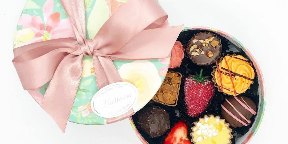 https://huttonschocolates.co.uk/wp-content/uploads/2024/03/Small-round-Spring-box.jpg